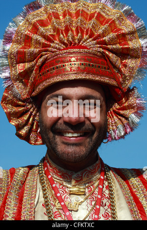 Punjabi Tracht und Kopfschmuck getragen von einem Dholi- oder Schlagzeuger - in Birmingham UK Stockfoto