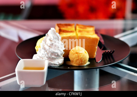 Toast und Sahne mit Vanille Eis serviert mit Honig-sauce Stockfoto