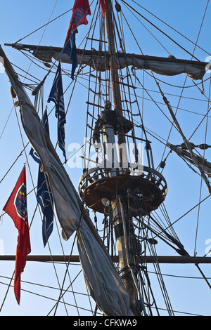 Großen Mast mit Seilen, Fahnen und Segel auf russische Fregatte Shtandart Stockfoto