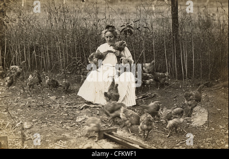 Bauernhof Frau Fütterung Küken Stockfoto