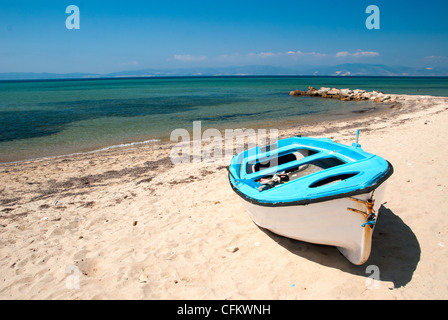 See-Ufer-Landschaft mit einem kleinen Boot auf dem sand Stockfoto