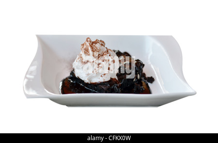 Brownie Kuchen serviert mit Schokoladensauce und Schlagsahne Stockfoto