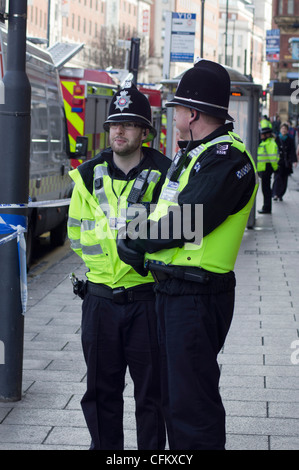 Polizisten bei einem Notfall-Training trainieren Sie im Stadtzentrum von Leeds Stockfoto