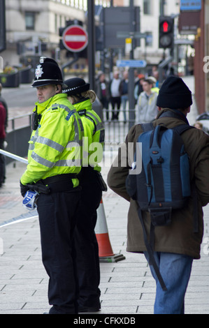 Polizisten bei einem Notfall-Training trainieren Sie im Stadtzentrum von Leeds Stockfoto