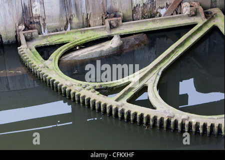 Ausrüstung für die Tore im Saltersford sperrt, River Weaver, Cheshire öffnen Stockfoto