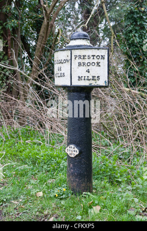 Meile Pfosten auf dem Trent-Mersey Kanal Stockfoto