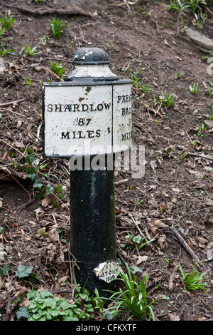 Meile Pfosten auf dem Trent-Mersey Kanal Stockfoto