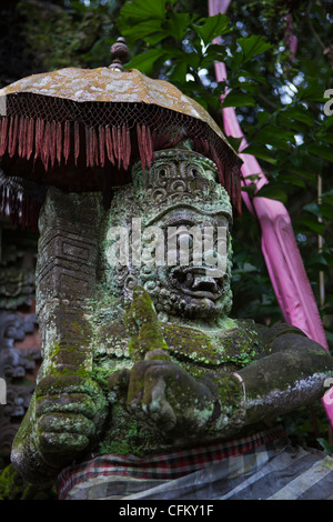 Balinesische geschnitzt Steinstatue des Rakasa Pura Pechmarie Hindu Tempel Bali Indonesien, Südpazifik, Asien. Stockfoto