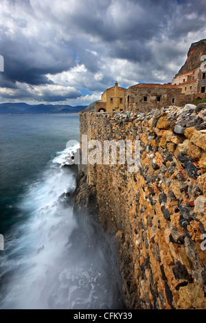 Teil der Küste Mauern des mittelalterlichen "Castletown" von Monemvasia, über "Portello" seinen einzigen Ausgang zum Meer. Lakonia, Griechenland Stockfoto