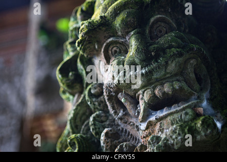 Balinesische geschnitzt Steinstatue des Rakasa Pura Pechmarie Hindu Tempel Bali Indonesien, Südpazifik, Asien. Stockfoto