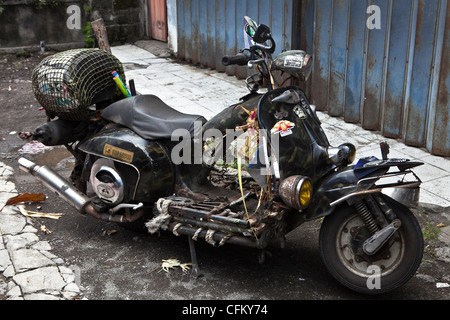 Altes Motorrad in einer Straße angepasst. Ubud, Bali, Süd-Pazifik, Indonesien, Südostasien, Asien. Stockfoto