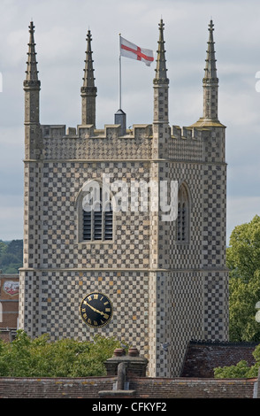 Der Turm von Str. Marys Kirche Reading in England mit der Flagge von St. George fliegen.  In einem Gebiet, bekannt als Str. Marys Butts Stockfoto