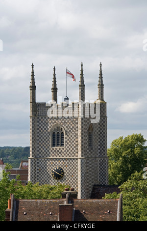 Der Turm von Str. Marys Kirche Reading in England mit der Flagge von St. George fliegen Stockfoto