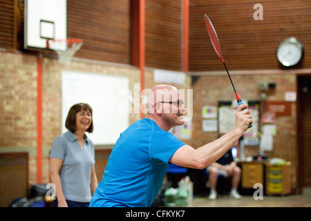 Ein Ehepaar mittleren Alters, Badminton spielen, bei ihrem lokalen Verein, Newmarket Suffolk UK Stockfoto