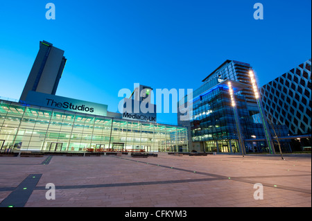 Die BBC-Studios und Büros in der Media City in der Nähe von Salford Quays, in der Nacht. Stockfoto