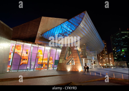 Das Lorwy Zentrum und komplex in Salford Quays durch den Manchester Ship Canal in der Nähe von Media City. Stockfoto