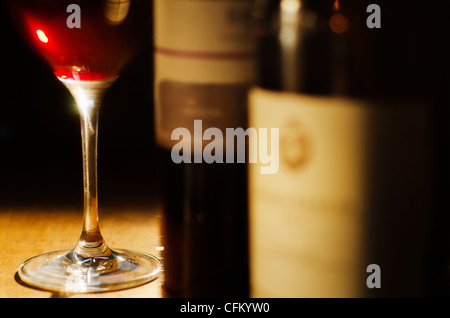 Studioaufnahme von Glas Wein und Flaschen Stockfoto