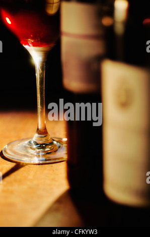 Studioaufnahme von Glas Wein und Flaschen Stockfoto