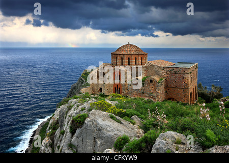 Die byzantinische Kirche der Hagia Sophia, das einzige Gebäude, das noch in gutem Zustand auf der "Oberen" Burg von Monemvasia, Lakonia Stockfoto