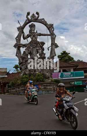 Roller in einer Straße von Ubud, Bali, Pazifik, Indonesien, Südostasien, Südasien. Stockfoto