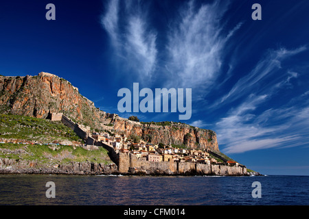 Beeindruckende Aussicht auf das mittelalterliche "Castletown" von Monemvasia vom Meer, während einer Bootsfahrt. Lakonien, Peloponnes, Griechenland Stockfoto