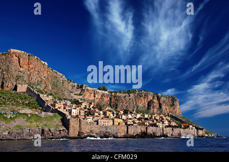 Beeindruckende Aussicht auf das mittelalterliche "Castletown" von Monemvasia vom Meer, während einer Bootsfahrt. Lakonien, Peloponnes, Griechenland Stockfoto