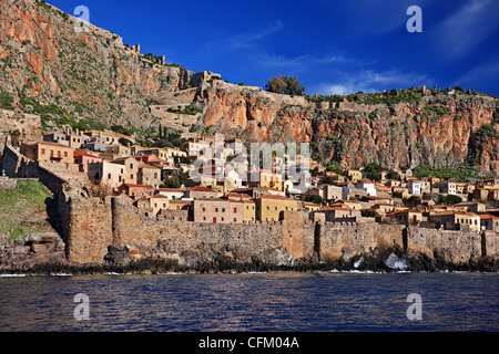 Beeindruckende Aussicht auf das mittelalterliche "Castletown" von Monemvasia vom Meer, während einer Bootsfahrt. Lakonien, Peloponnes, Griechenland Stockfoto