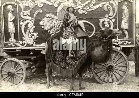 Frau Zirkuskünstler ein Kamel reiten Stockfoto