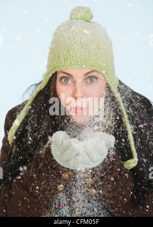 Studio-Porträt der Frau Schneetreiben Stockfoto