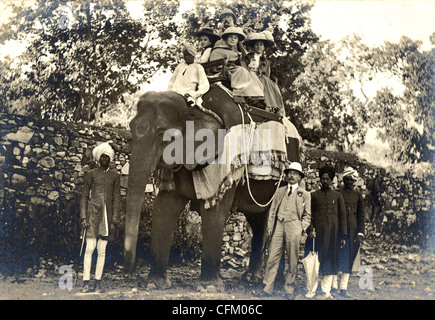 Familie von Touristen in Elephant Howdah Reiten Stockfoto