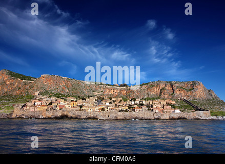 Beeindruckende Aussicht auf das mittelalterliche "Castletown" von Monemvasia vom Meer, während einer Bootsfahrt. Lakonien, Peloponnes, Griechenland Stockfoto