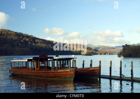 Ausflugsboote am Pier am Lake Windermere angedockt Stockfoto