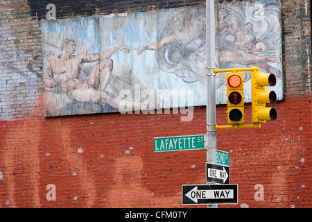 New York Straße Zeichen gegen eine düstere Kulisse Stockfoto