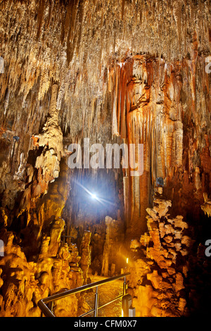Die Kastania-Höhle, eine der schönsten Höhlen in Griechenland, in Vatika Region Lakonien, Peloponnes, Griechenland Stockfoto
