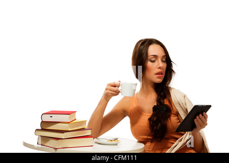 schöne Frau mit Kaffee lesen Ebook auf weißem Hintergrund Stockfoto