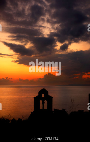 Sonnenuntergang auf dem verlassenen Kloster Panagia Vretti, Limeni Dorf, Lakonien, Mani, Peloponnes, Griechenland Stockfoto