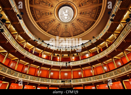 Innenansicht des Stadttheaters Apollo, der Stadt von Patras, Achaia, Peloponnes, Griechenland. Stockfoto