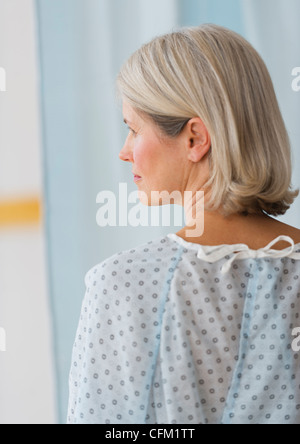 USA, New Jersey, Jersey City, Rückansicht des senior Patientin im Krankenhaus Stockfoto