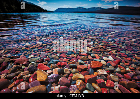 Bunte Felsen am Lake McDonald in Glacier Nationalpark Stockfoto