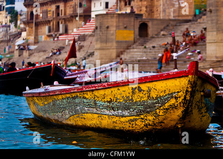 Eine bunte Bootstour auf dem Ganges in Varanasi Stockfoto