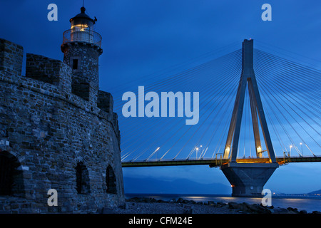 Die Kabelbrücke Rion - Antirion und die Burg von Antirio mit seinem Leuchtturm. Akarnanien, dem griechischen Festland. Stockfoto