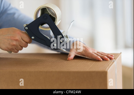 Jersey City, New Jersey, Hände des Mannes Verpackung Lieferung Stockfoto