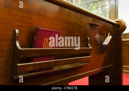 USA, New York, New York City, Großaufnahme der Bibel auf hölzernen Kirche Pew Stockfoto