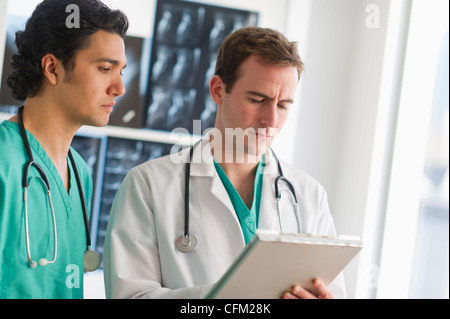 USA, New Jersey, Jersey City, zwei männliche Ärzte im Krankenhaus arbeiten Stockfoto