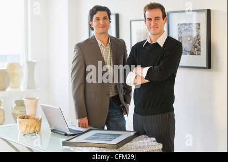 USA, New Jersey, Jersey City, zwei Männer arbeiten in Kunstgalerie Stockfoto