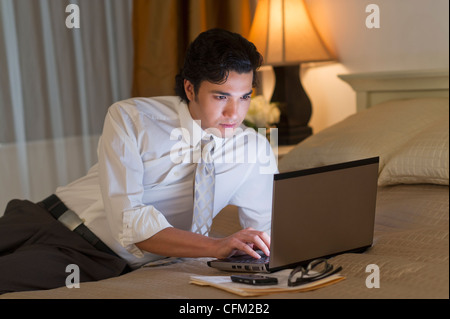 USA, New Jersey, Jersey City, Geschäftsmann arbeiten am Laptop im Hotelzimmer Stockfoto