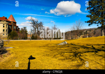 Mohonk Mountain House Gelände mit einigen historischen Gasthaus seitlich, an warmen Wintertag in New Paltz, New York, USA, März 2012 Stockfoto