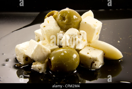 Bild von ein paar Oliven, Knoblauch und Feta-Käse Stockfoto