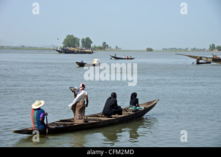 Eine Fähre und Einheimische auf dem Niger in Mopti, Mali. Stockfoto