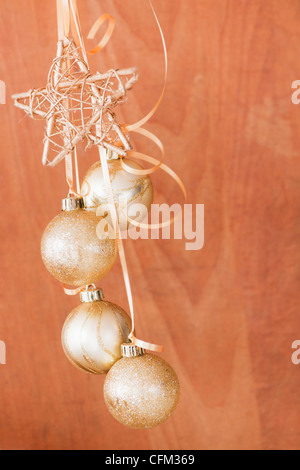 Studioaufnahme von gold Weihnachtsschmuck Stockfoto